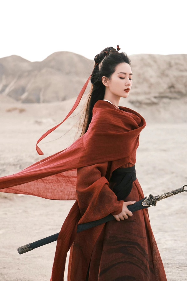 古裝劇「紅唇美人」:迪麗熱巴《安樂傳》撐傘回眸登熱搜,《覆流年》邢菲如泣血玫瑰