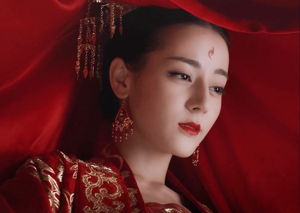 古裝劇7位女星「紅色嫁衣」！李沁《請君》美翻，白鹿《周生如故》虐到難忘，熱巴經典