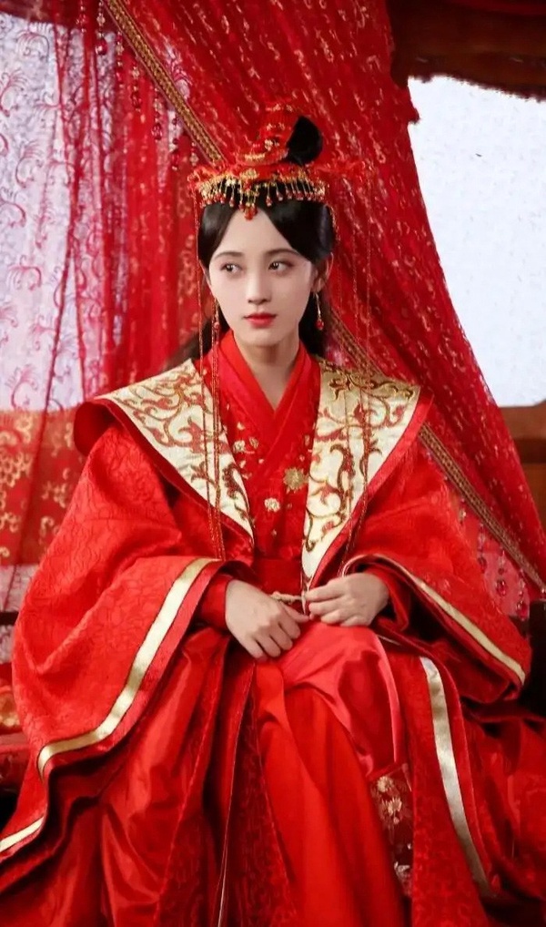 古裝劇7位女星「紅色嫁衣」！李沁《請君》美翻，白鹿《周生如故》虐到難忘，熱巴經典