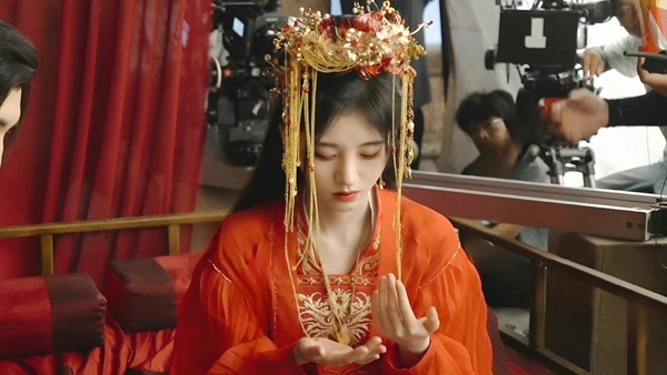 古裝劇7位女星「紅色嫁衣」！李沁《請君》美翻，白鹿《周生如故》虐到難忘，熱巴經典