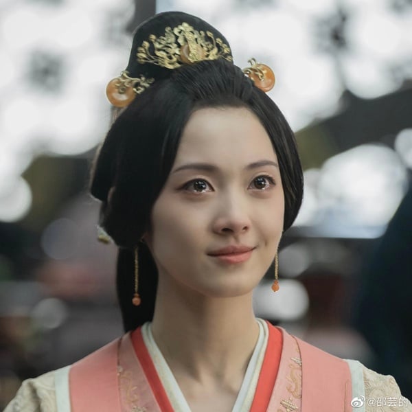 《星漢燦爛》9位「隱藏美女」！王姈戲外美翻，「萬萋萋」竟是《三十而已》小三林有有
