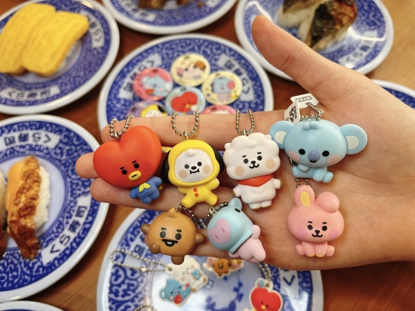 BT21現身藏壽司！藏壽司「BT21扭蛋」18款限定登場，超萌吊飾、磁鐵「這天」開扭！