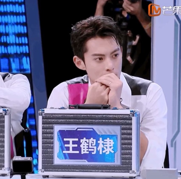 10位陸劇明星「特殊怪癖」！李一桐愛吃牆皮，吳磊睡前必洗腳，肖戰有「置中強迫症」！