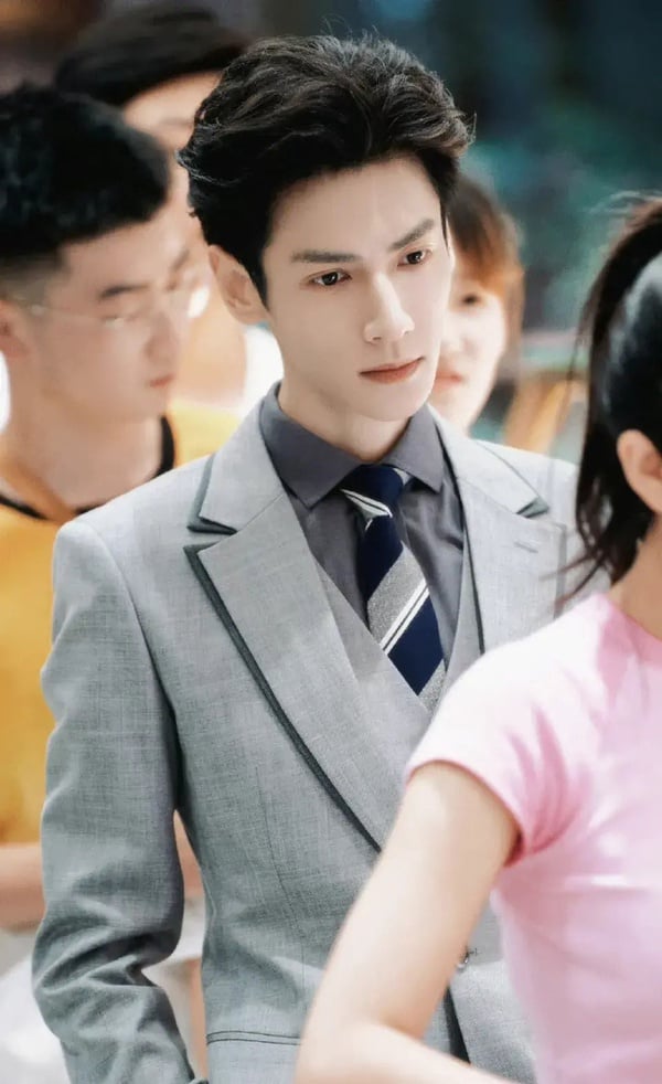 陸劇男星「暴瘦對比」!《追光者》羅雲熙臉比吳倩還小,吳磊臉頰都沒肉,張若昀更誇張