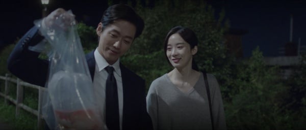 《千元律師》「智勳&周英」感情線細節！智勳「戴墨鏡」原因好虐，性格轉變是因為周英