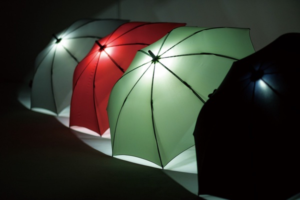 雨夜晚歸不害怕!日本「LED燈雨傘」爆紅,結合雨傘+LED照明功能超便利!