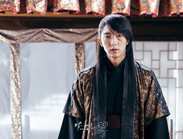 「美強慘」韓劇角色！《千元律師》南宮珉喪父喪妻，李鍾碩李準基每部劇都要死一個親友