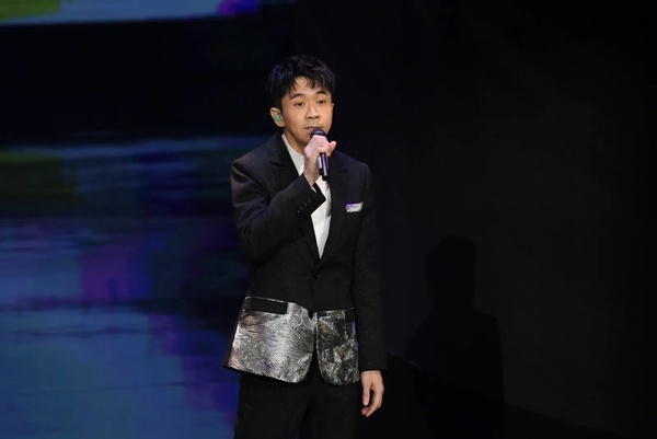 網評金鐘57「待改進」之處！「100杯星巴克換時間」致詞超時，陳意涵頒獎失態都被罵翻