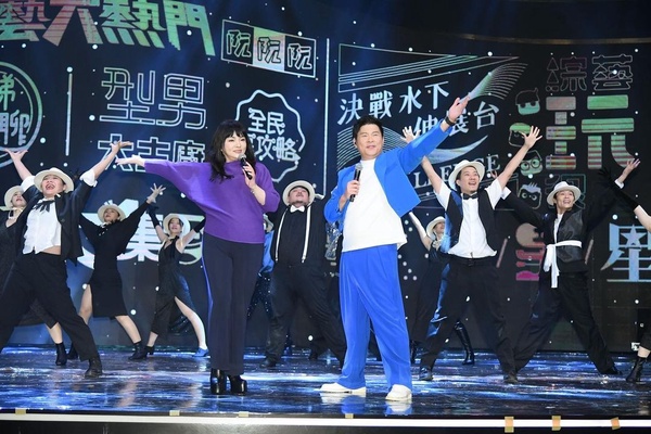 網評金鐘57「待改進」之處！「100杯星巴克換時間」致詞超時，陳意涵頒獎失態都被罵翻
