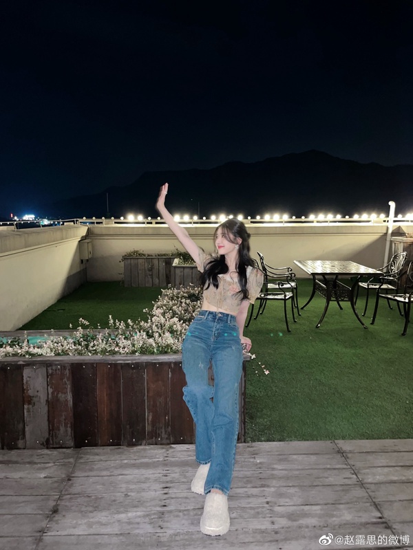 女星牛仔褲私服穿搭！小隻女必學趙露思、楊冪好身材藏不住，薛仁雅這件褲型超顯瘦