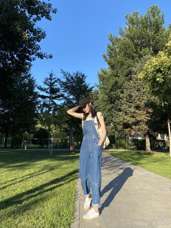 女星牛仔褲私服穿搭！小隻女必學趙露思、楊冪好身材藏不住，薛仁雅這件褲型超顯瘦