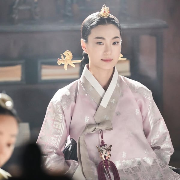 《王后傘下》主演戲外秘密！金憓秀曾是跆拳道好手？「成枏大君」竟和韓韶禧傳過緋聞！
