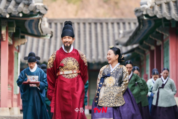 《王后傘下》母愛藏對比！中殿放養教育vs.高貴人高壓教育，大妃愛兒子也愛權力！