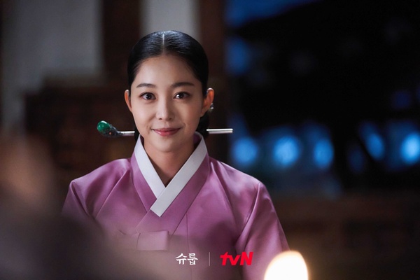 《王后傘下》母愛藏對比！中殿放養教育vs.高貴人高壓教育，大妃愛兒子也愛權力！