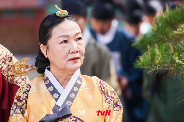 《王后傘下》母愛藏對比！中殿放養教育vs.高貴人高壓教育，大妃愛兒子也愛權力！