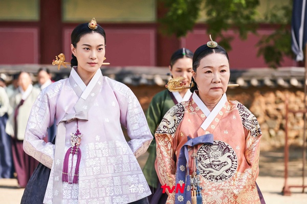 《王后傘下》母愛藏對比！中殿放養教育vs.高貴人高壓教育，大妃愛兒子也愛權力！