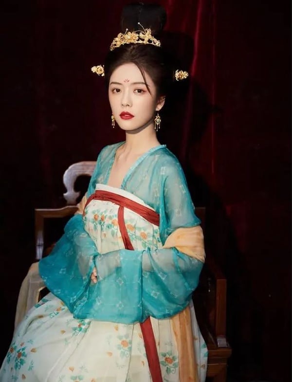 10位陸劇女星「戲外古裝造型」！楊冪清裝不輸《如懿傳》，虞書欣這套不輸《蒼蘭訣》！