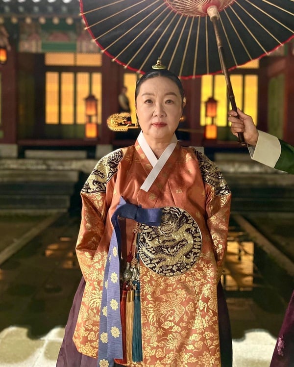 《王后傘下》角色影射歷史人物！大妃原型陰毒，世子原型結局唏噓，太昭容竟是《同伊》