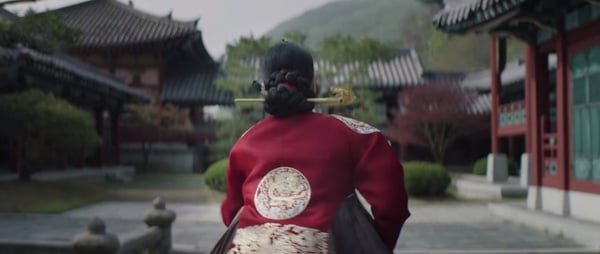 《王后傘下》鏡頭解析！「染血的鳥」象徵世子病重，「這圖」隱喻啓晟大君真面目，太絕