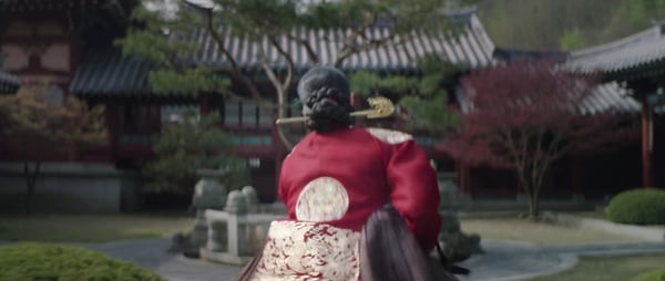 《王后傘下》鏡頭解析！「染血的鳥」象徵世子病重，「這圖」隱喻啓晟大君真面目，太絕