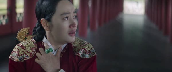 《王后傘下》鏡頭解析！「染血的鳥」象徵世子病重，「這圖」隱喻啓晟大君真面目，太絕