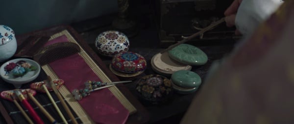 《王后傘下》鏡頭解析！「染血的鳥」象徵世子病重，「這圖」隱喻啓晟大君真面目，太絕