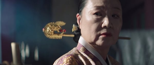 《王后傘下》鏡頭解析！「染血的鳥」象徵世子病重，「這圖」隱喻啓晟大君真面目，太絕