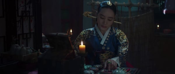 《王后傘下》鏡頭解析！「染血的鳥」象徵世子病重，「這圖」隱喻啓晟大君真面目，太絕
