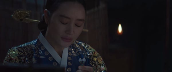 《王后傘下》鏡頭解析！「染血的鳥」象徵世子病重，「這圖」隱喻啓晟大君真面目，太絕