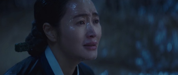 《王后傘下》金憓秀「演技炸裂」場面!兩次為兒子痛哭超有感染力,一人對抗眾臣最霸氣