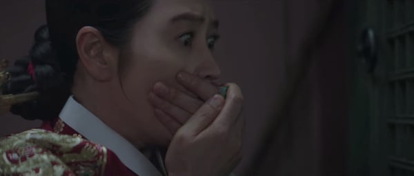 《王后傘下》金憓秀「演技炸裂」場面!兩次為兒子痛哭超有感染力,一人對抗眾臣最霸氣