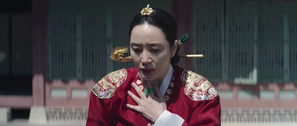 《王后傘下》金憓秀「演技炸裂」場面!兩次為兒子痛哭超有感染力,一人對抗眾臣最霸氣
