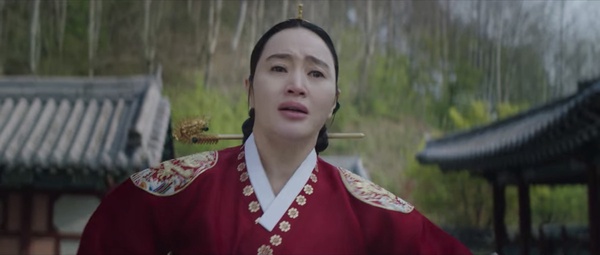 《王后傘下》金憓秀「演技炸裂」場面!兩次為兒子痛哭超有感染力,一人對抗眾臣最霸氣
