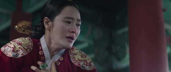 《王后傘下》金憓秀「演技炸裂」場面!兩次為兒子痛哭超有感染力,一人對抗眾臣最霸氣
