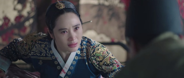 《王后傘下》金憓秀「演技炸裂」場面!兩次為兒子痛哭超有感染力,一人對抗眾臣最霸氣