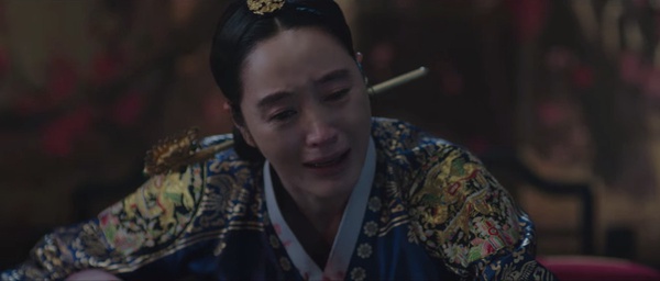 《王后傘下》金憓秀「演技炸裂」場面!兩次為兒子痛哭超有感染力,一人對抗眾臣最霸氣
