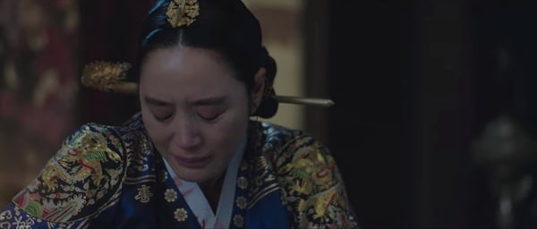 《王后傘下》金憓秀「演技炸裂」場面!兩次為兒子痛哭超有感染力,一人對抗眾臣最霸氣