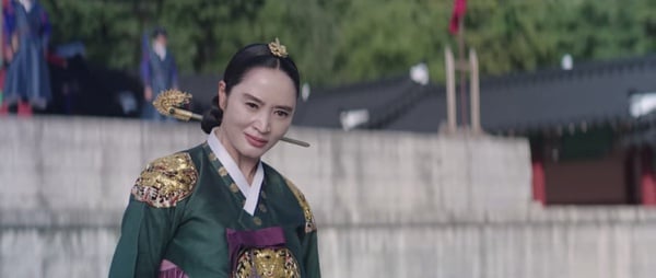 《王后傘下》金憓秀「演技炸裂」場面!兩次為兒子痛哭超有感染力,一人對抗眾臣最霸氣