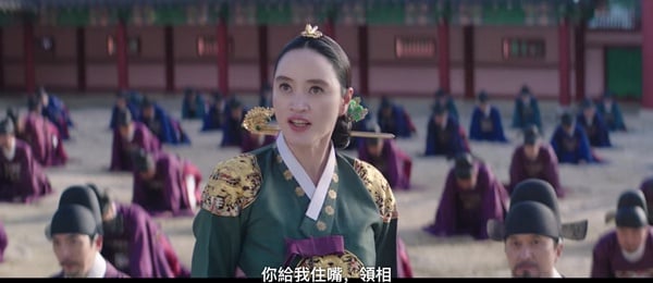 《王后傘下》金憓秀「演技炸裂」場面!兩次為兒子痛哭超有感染力,一人對抗眾臣最霸氣