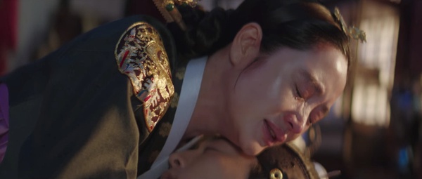 《王后傘下》金憓秀「演技炸裂」場面!兩次為兒子痛哭超有感染力,一人對抗眾臣最霸氣