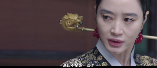 《王后傘下》金憓秀「演技炸裂」場面!兩次為兒子痛哭超有感染力,一人對抗眾臣最霸氣