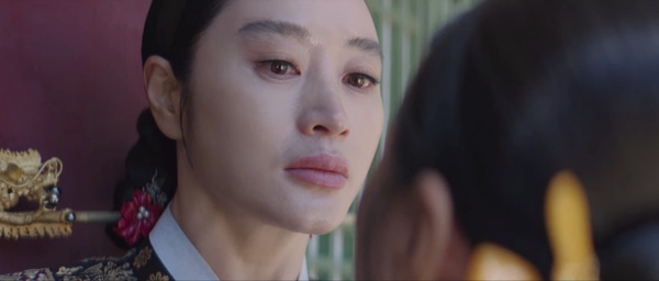 《王后傘下》金憓秀「演技炸裂」場面!兩次為兒子痛哭超有感染力,一人對抗眾臣最霸氣