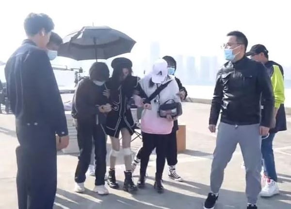 挨轟「不敬業」的陸劇明星！楊穎摳圖，吳磊敬業有目共睹，而她受個傷輪椅都坐上了！