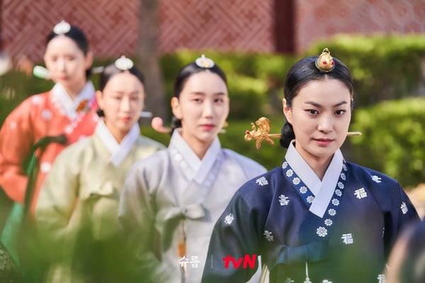 《王后傘下》探討5個「現代議題」！中殿&大妃呈現婆媳問題，啓晟大君揭示性少數者心境