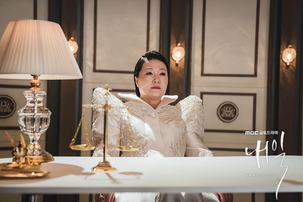 《王后傘下》金海淑經典角色!「大妃」尬戲金憓秀,《機醫》政源媽可愛,《聽音》虐爆