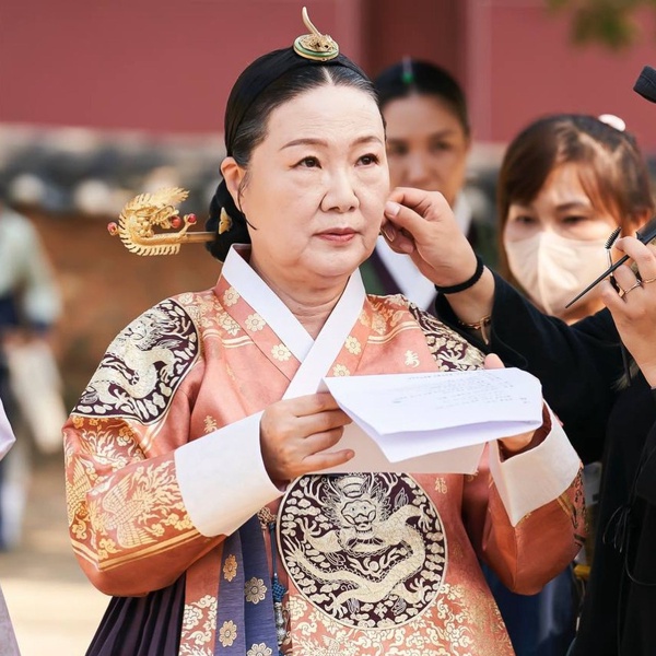 《王后傘下》金海淑經典角色!「大妃」尬戲金憓秀,《機醫》政源媽可愛,《聽音》虐爆