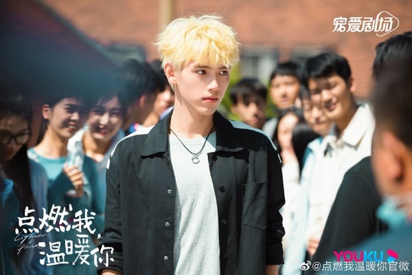 陸劇7個「校園霸王」！《點燃我溫暖你》陳飛宇酷跩&王鶴棣霸道深情，吳磊有望搭沈月？
