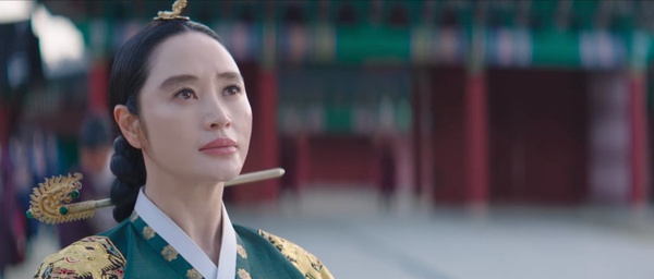 《王后傘下》王&中殿「感情細節」！王為了保護中殿而不同意擇賢，網猜兩人有心結？