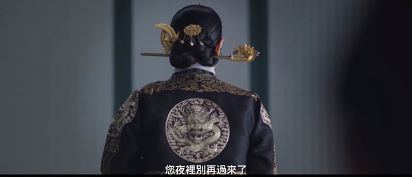 《王后傘下》王&中殿「感情細節」！王為了保護中殿而不同意擇賢，網猜兩人有心結？
