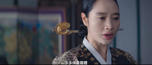《王后傘下》王&中殿「感情細節」！王為了保護中殿而不同意擇賢，網猜兩人有心結？
